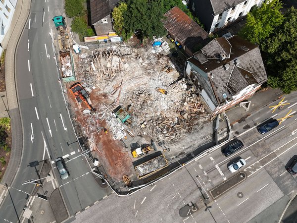 Die Abrissarbeiten am ehemaligen „Hotel Klein“ von oben. (Foto: Stadt Siegen)