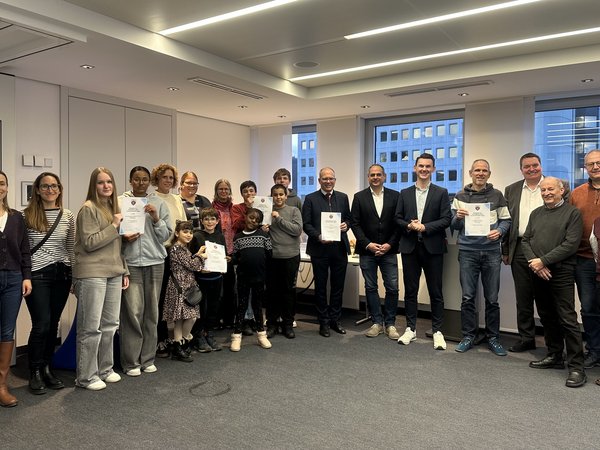 Bürgermeister Tristan Vitt (6.v.r.) mit den Preisträgerinnen und Preisträgern des pädagogischen Umweltpreises und Klimaschutzpreises der Stadt Siegen (Foto: Stadt Siegen).