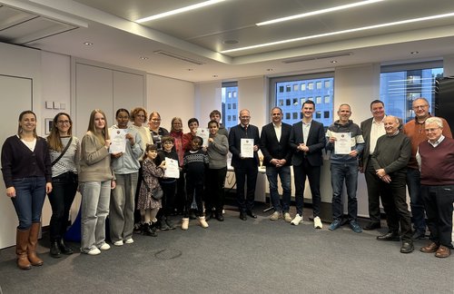 Bürgermeister Tristan Vitt (6.v.r.) mit den Preisträgerinnen und Preisträgern des pädagogischen Umweltpreises und Klimaschutzpreises der Stadt Siegen (Foto: Stadt Siegen).