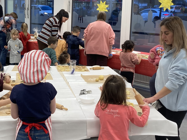 In der Weihnachtsbäckerei: An einem Nachmittag wurden gemeinsam Plätzchen gebacken. (Foto: Stadt Siegen)