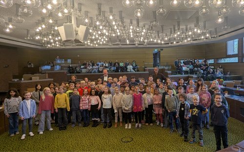 71 junge "Naturprofis" freuten sich jetzt über ihre Auszeichnungen, die sie im Geisweider Rathaus überreicht bekamen. (Foto: Stadt Siegen) 71 junge "Naturprofis" freuten sich jetzt über ihre Auszeichnungen, die sie im Geisweider Rathaus überreicht bekamen. (Foto: Stadt Siegen)