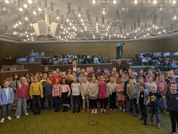 71 junge "Naturprofis" freuten sich jetzt über ihre Auszeichnungen, die sie im Geisweider Rathaus überreicht bekamen. (Foto: Stadt Siegen)