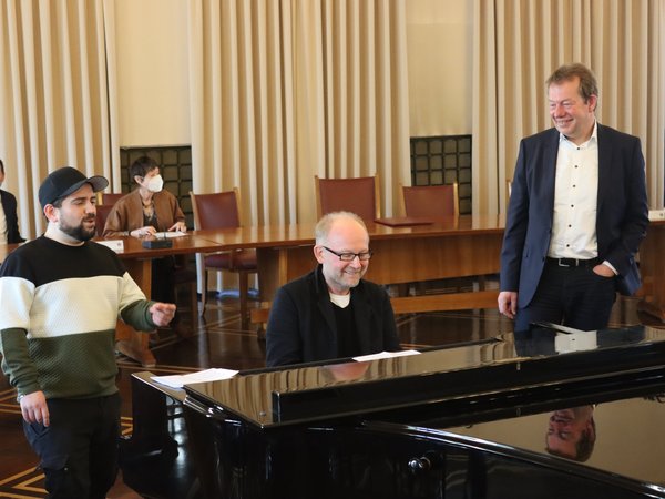 Vor den Augen (und Ohren) des Kultur-Beigeordneten Arne Fries und der Kultur-Leiterin Astrid Schneider sowie von Bürgermeister Steffen Mues ließen sich Giu Todaro (links) und Dieter Falk zu einer kleinen Jam-Session überreden. (Foto: Stadt Siegen)