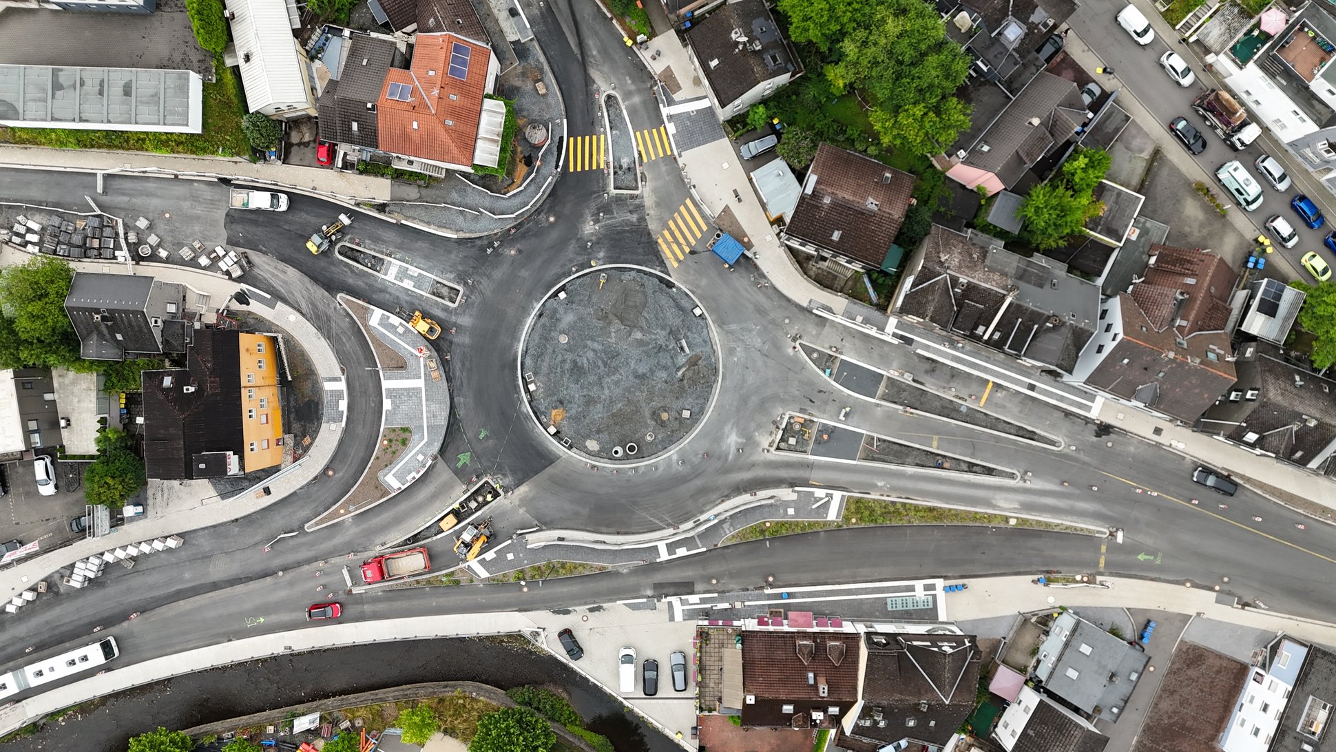 Der Fortschritt auf der Kreiselbaustelle Schleifmühlchen ist aus der Luft besonders gut zu erkennen. (Foto: Stadt Siegen)