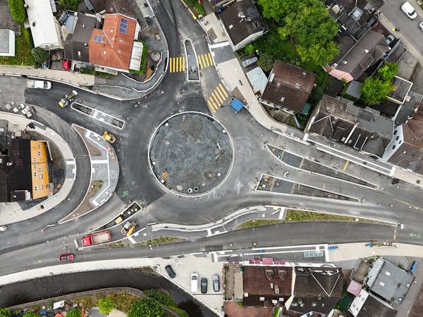 Der Fortschritt auf der Kreiselbaustelle Schleifmühlchen ist aus der Luft besonders gut zu erkennen. (Foto: Stadt Siegen)
