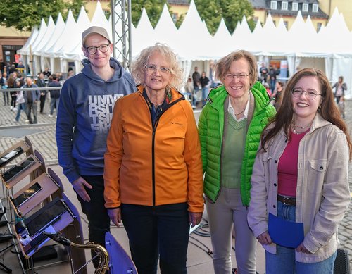 Auf der Bühne: Uni-Pressesprecher André Zeppenfeld, Siegens stellvertretende Bürgermeisterin Angela Jung, Uni-Rektorin Prof. Dr. Stefanie Reese und Moderatorin Anna Lena Schmidt (v.l.) (Foto: Universität Siegen)