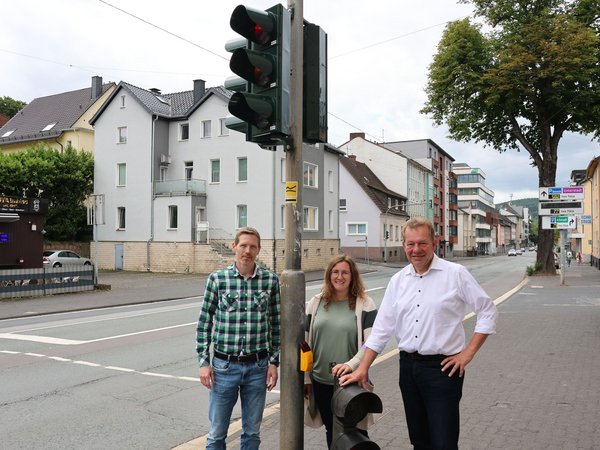 Auch an der Ecke Flurenwende/Frankfurter Straße wurde die Ampel erneuert: (v.l.) Benjamin Hinkel, Leiter der Straßen- und Verkehrsabteilung, Mitarbeiterin Sophia Högemann und Bürgermeister Steffen Mues vor Ort. (Foto: Stadt Siegen)