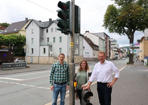 Auch an der Ecke Flurenwende/Frankfurter Straße wurde die Ampel erneuert: (v.l.) Benjamin Hinkel, Leiter der Straßen- und Verkehrsabteilung, Mitarbeiterin Sophia Högemann und Bürgermeister Steffen Mues vor Ort. (Foto: Stadt Siegen)