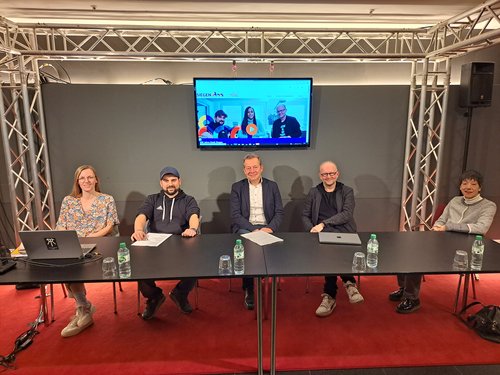 Stellten die Homepage und den Krönchen-Song vor (v.l.): Katja Teixeira (Geschäftsführerin Stadtmarketing Siegen GmbH), Giuseppe Todaro, Bürgermeister Steffen Mues, Musikproduzent Dieter Falk, Astrid Schneider, Leiterin der städtischen Kulturabteilung