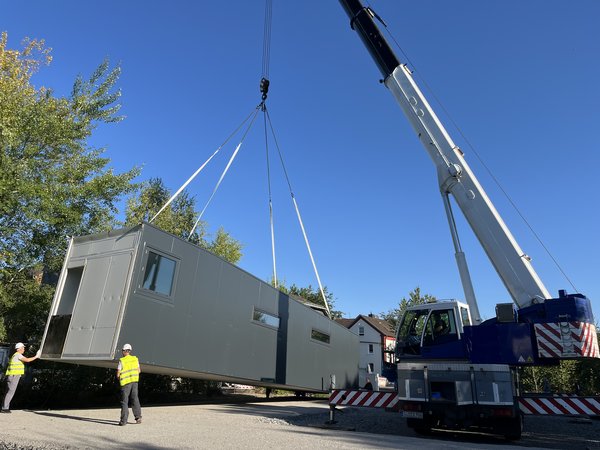 Ein Kran setzt die beiden Module der neuen Schwimmbox in Geisweid (Ecke Fröbelstraße/ Königsstraße) ab. (Foto: Stadt Siegen)