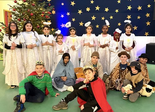 Bereit für die Bühne: Im Kinder- und Jugendtreff am Westhang führten die Kinder ihren Eltern ein kleines Theaterstück vor. (Foto: Stadt Siegen)