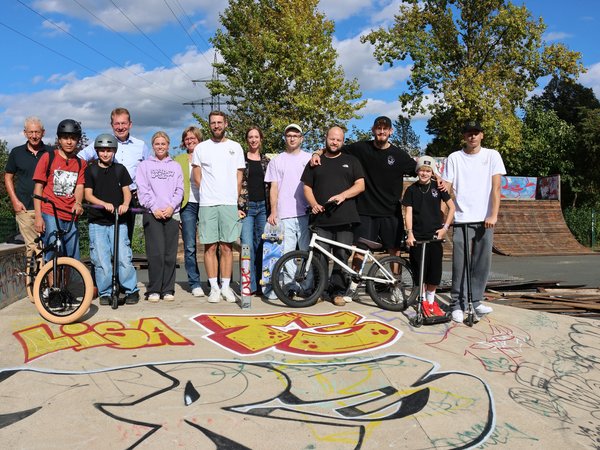 Die alte Anlage wird verabschiedet: Mitglieder des Vereins SkateBase57 e.V., Bürgermeister Steffen Mues (4.v.l.) und Verantwortliche der Stadt Siegen auf dem Skateplatz. (Foto: Stadt Siegen)
