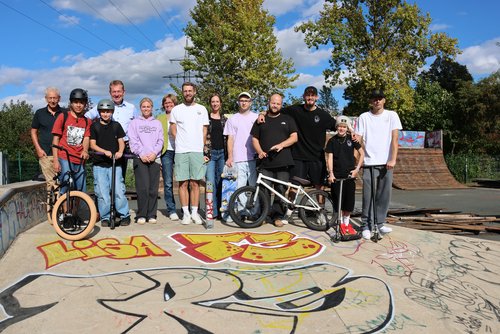 Die alte Anlage wird verabschiedet: Mitglieder des Vereins SkateBase57 e.V., Bürgermeister Steffen Mues (4.v.l.) und Verantwortliche der Stadt Siegen auf dem Skateplatz. (Foto: Stadt Siegen)