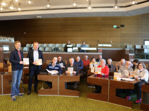 Bürgermeister Steffen Mues (2.v.l.) und Seniorenbeauftragter Volker Reichmann (l.) mit dem Vorstand und den Mitgliedern des Siegener Seniorenbeirates bei der Vorstellung der Neuauflage des Handbuches "Älter werden in Siegen". (Foto: Stadt Siegen)