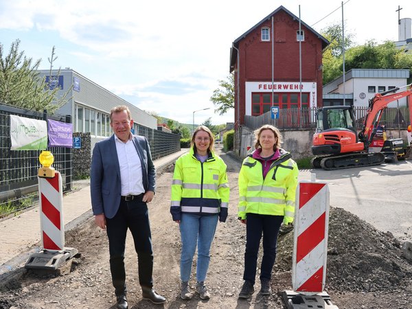 (v.l.) Vorort-Termin im Seelbacher Weg: Bürgermeister Steffen Mues, Alexa Kreutz und Carina Stroh von der städtischen Straßen- und Verkehrsabteilung. (Foto: Stadt Siegen)