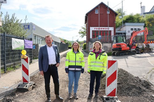 (v.l.) Vorort-Termin im Seelbacher Weg: Bürgermeister Steffen Mues, Alexa Kreutz und Carina Stroh von der städtischen Straßen- und Verkehrsabteilung. (Foto: Stadt Siegen)