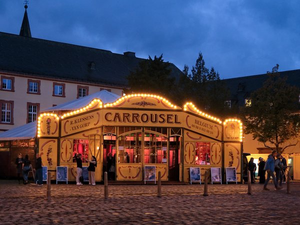 Das Spiegelzelt auf dem Platz des Unteren Schlosses (Archivfoto: Carsten Schmale)
