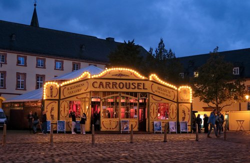 Das Spiegelzelt auf dem Platz des Unteren Schlosses (Archivfoto: Carsten Schmale)