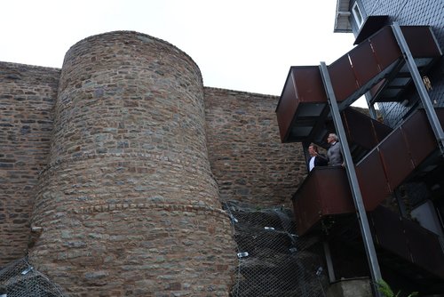 Projektleiter Jürgen Katz (r.) stellte Bürgermeister Steffen Mues den sanierten Schalenturm an der Siegbergstraße vor. (Foto: Stadt Siegen)