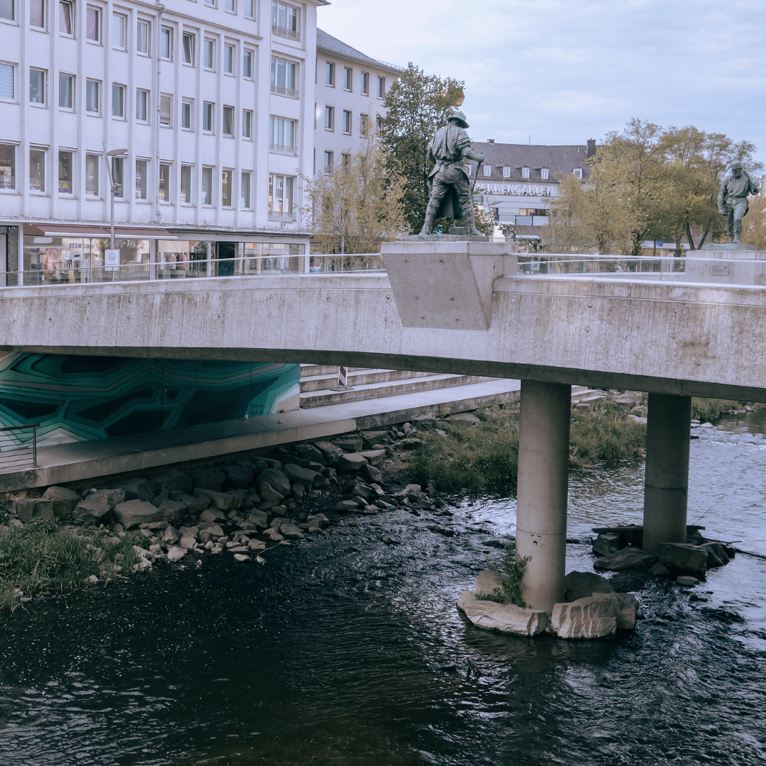 
                                Oberstadtbrücke mit dem Motiv auf dem Widerlager: "inverSieg". Foto: Hans-Reinhart Meise
                            