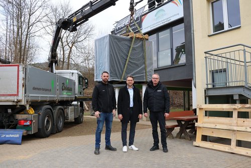 Sind von dem Einsatz von nachhaltigen Wärmepumpen überzeugt: (v.l.) Mario Menn, Technische Gebäudewirtschaft der Stadt Siegen, Stadtbaurat Henrik Schumann und Ralf Klaas, Projektleiter der ausführenden Fachfirma. (Foto: Stadt Siegen)