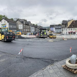 
                                Asphaltarbeiten auf der Kreisfahrbahn im Juli 2025 (Foto: Stadt Siegen)
                            