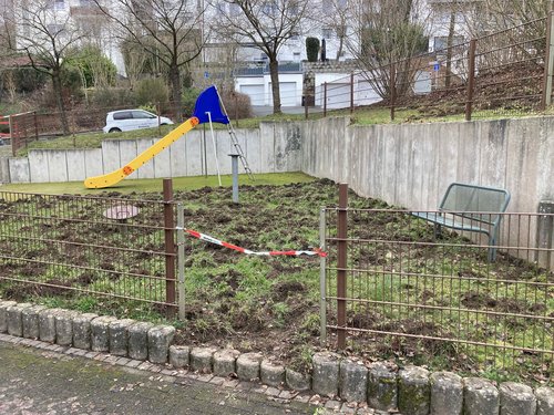 Der Spielplatz in der Gilbergstraße in Eiserfeld ist aktuell wegen massiver Wildschwein-Schäden gesperrt. (Foto: Stadt Siegen)