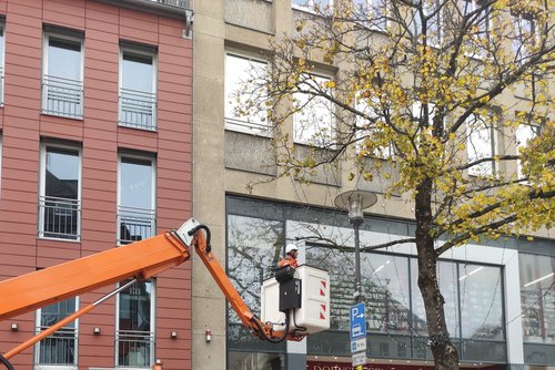 Anbringung der Winterbeleuchtung an den Bäumen in der Oberstadt. (Foto: Stadt Siegen)