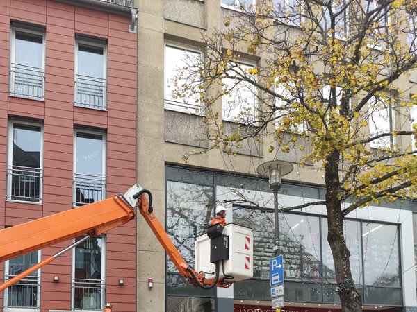Anbringung der Winterbeleuchtung an den Bäumen in der Oberstadt. (Foto: Stadt Siegen)