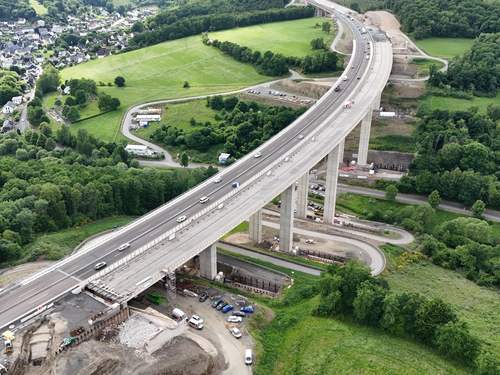 Bundesweites Interesse zog der Querverschub der Talbrücke Rinsdorf auf sich: Der spektakuläre Querverschub des 70 Meter hohen Brückenteils samt Pfeilern war ein technisches Novum in Deutschland. (Foto: Autobahn Westfalen)