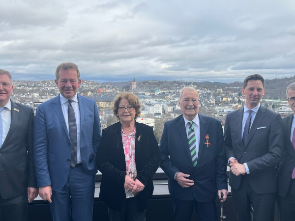 v. l.: Paul Wagener, Bürgermeister der Stadt Netphen, Steffen Mues, Bürgermeister der Stadt Siegen, Gisela und Ulf Stötzel, Landrat Andreas Müller und Günter Zimmermann auf der Dachterrasse des Kreishauses. Foto: Kreis Siegen-Wittgenstein