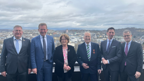 v. l.: Paul Wagener, Bürgermeister der Stadt Netphen, Steffen Mues, Bürgermeister der Stadt Siegen, Gisela und Ulf Stötzel, Landrat Andreas Müller und Günter Zimmermann auf der Dachterrasse des Kreishauses. Foto: Kreis Siegen-Wittgenstein