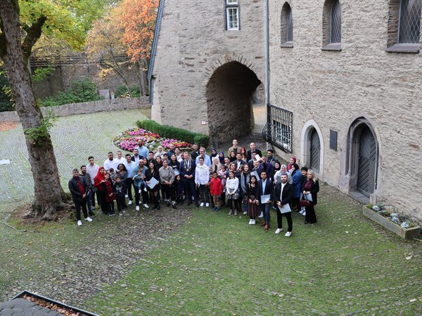 Bürgermeister Steffen Mues hieß die 68 neuen Staatsbürgerinnen und Staatsbürger am Oberen Schloss willkommen. (Foto: Stadt Siegen)