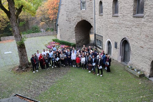 Bürgermeister Steffen Mues hieß die 68 neuen Staatsbürgerinnen und Staatsbürger am Oberen Schloss willkommen. (Foto: Stadt Siegen)
