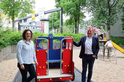Eröffnung mit Spielbetrieb: Manuela Haas, Leiterin der Grünflächenabteilung und Bürgermeister Steffen Mues schauten sich den sanierten Spielplatz in der Koblenzer Straße an. (Foto: Stadt Siegen)
