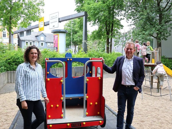 Eröffnung mit Spielbetrieb: Manuela Haas, Leiterin der Grünflächenabteilung und Bürgermeister Steffen Mues schauten sich den sanierten Spielplatz in der Koblenzer Straße an. (Foto: Stadt Siegen)