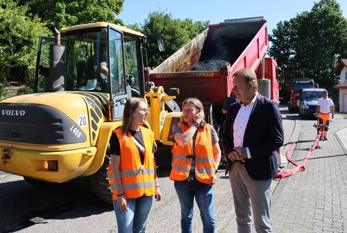 Alexa Kreutz (l.) und Carina Stroh von der Abteilung Straße und Verkehr mit Bürgermeister Steffen Mues vor Ort „Im Söntchen“. (Foto: Stadt Siegen)