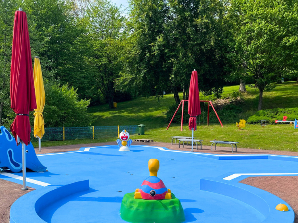 Dank der Unterstützung des Fördervereins: Zwei hochwertige neue Sonnenschirme spenden den kleinen Badegästen im Freibad Kaan-Marienborn künftig zusätzlichen Schatten (Foto: Stadt Siegen)