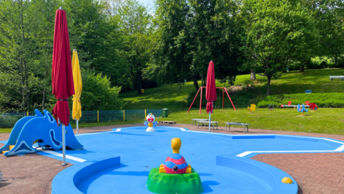 Dank der Unterstützung des Fördervereins: Zwei hochwertige neue Sonnenschirme spenden den kleinen Badegästen im Freibad Kaan-Marienborn künftig zusätzlichen Schatten (Foto: Stadt Siegen)