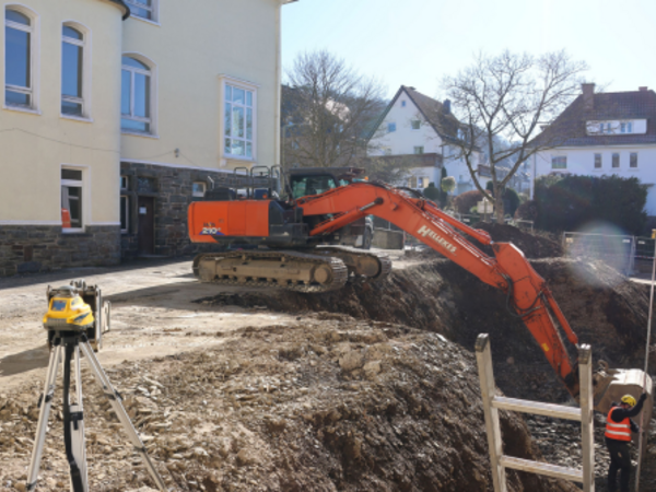 Die Umbauarbeiten am Gebäude der ehemaligen Realschule Am Häusling sind in vollem Gang. Die Tiefbauarbeiten am Waschbeton-Pavillon sind abgeschlossen. (Foto: Stadt Siegen)