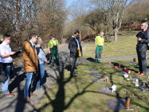 Der Strategietag startete mit einer ausführlichen Begutachtung des Lindenbergfriedhofs, dabei waren die Mitarbeitenden der Friedhofsverwaltung und die Experten des Beratungsunternehmens Weiher. (Foto: Stadt Siegen)