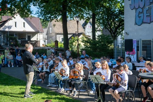 45 talentierte jungen Musikerinnen und Musikern aus den 3. und 4. Klassen der Geisweider und Birlenbacher Grundschulen zeigten ihr Können. (Foto: Stadt Siegen)