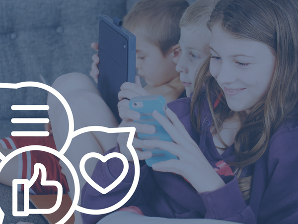 Unten rechts Social-Media-Icons, darunter ein "Like"-Zeichen, ein "Herz" von Instagram und ein Chat-Symbol, im Hintergrund drei Kinder, die am Smartphone spielen.