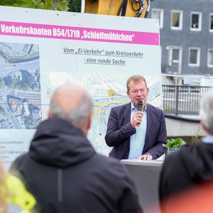 
                                Bürgermeister Steffen Mues bei der Eröffnung des Kreisels am Montag, 22. September 2025. (Foto: Stadt Siegen)
                            