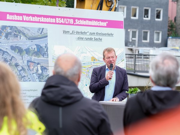 Bürgermeister Steffen Mues ging vor Ort auf die am häufigsten gestellten Fragen zu dem besonderen Projekt ein. (Foto: Stadt Siegen)