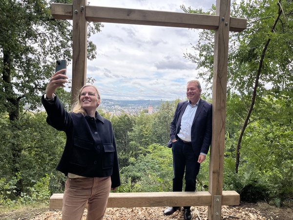 Schossen die ersten Selfies am neuen "Landschaftsrahmen": Katja Teixeira (Geschäftsführerin Stadtmarketing Siegen) und Bürgermeister Steffen Mues. (Foto: Stadt Siegen)