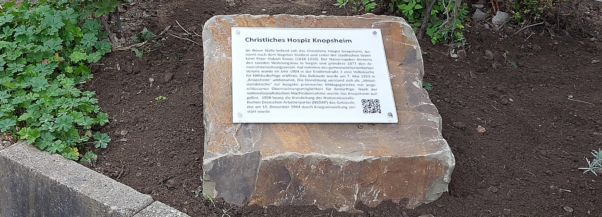 Christliches Hospiz Knopsheim: Standortstein mit Beschreibung der Einrichtung auf einer Acryltafel. Foto: Stadt Siegen