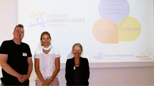 Fachtag des Netzwerkes Kinderschutz: (v.l.n.r.) Jacob Pfeifer, Netzwerkkoordinator des Kreises Siegen-Wittgenstein, Referentin Dorothee Stoll und Annette Lambeck, Netzwerkkoordinatorin der Stadt Siegen (Foto: Stadt Siegen)