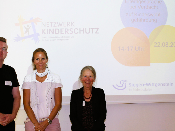 Fachtag des Netzwerkes Kinderschutz: (v.l.n.r.) Jacob Pfeifer, Netzwerkkoordinator des Kreises Siegen-Wittgenstein, Referentin Dorothee Stoll und Annette Lambeck, Netzwerkkoordinatorin der Stadt Siegen (Foto: Stadt Siegen)
