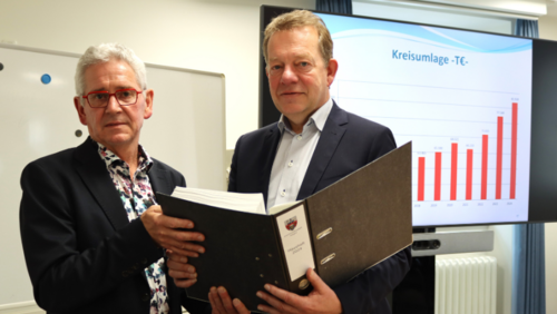 Kämmerer Wolfgang Cavelius (l.) und Bürgermeiste Steffen Mues bei der Haushaltsvorstellung im Rahmen eines Pressegesprächs. (Foto: Stadt Siegen)